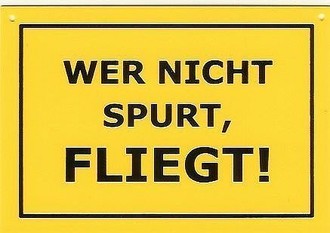 Schild als Postkarte: Wer nicht spurt fliegt ! 