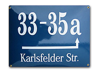 M&uuml;nchner Emaille Hausnummer mit Stra&szlig;enname, Hausnummer und Richtungspfeil 