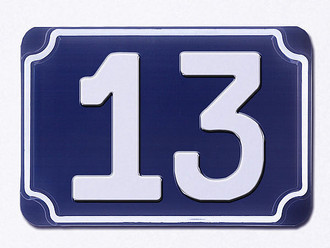 Blaue gepr&auml;gte Haus Nummer 13 