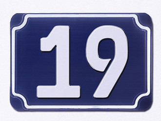 Blaue gepr&auml;gte Hausnummer 19 