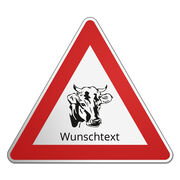 Dreieckiges Verkehrsschild mit Rindermotiv und Wunschtext 