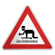 Dreieckiges Verkehrsschild mit dem Motiv eines Betrunkenen und Wunschtext 