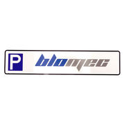 Parkplatzschild mit Logo ihrer Firma 