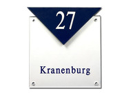 Moderne Hausnummer aus Gravurglas mit Familiennamen oder Stra&szlig;ennamen  