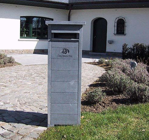 Naturstein Standbriefkasten mit Ornamenten aus belgischen Blaustein Elegance