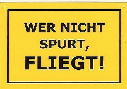 Schild als Postkarte: Wer nicht spurt fliegt !