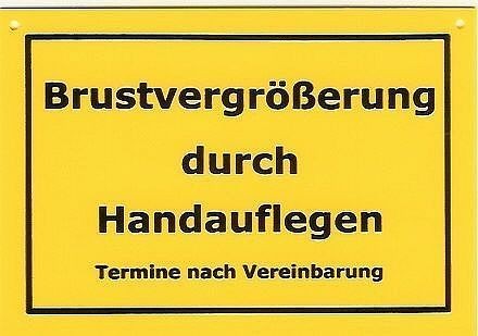 Schild als Postkarte: Brustvergrerungen durch handauflegen