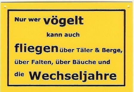 Schild als Postkarte mit Spruch: Nur wer vögelt kann ...