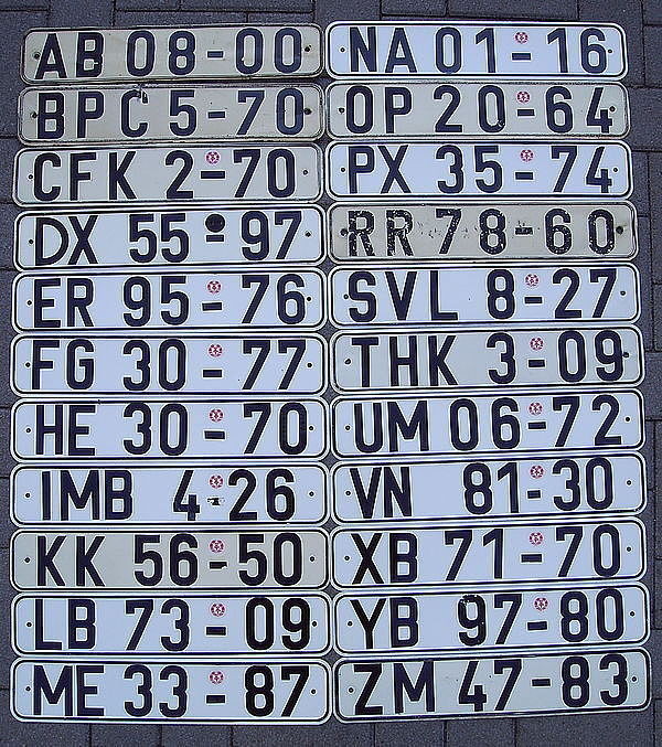 Kompletter Satz mit 22 original DDR Nummernschildern
