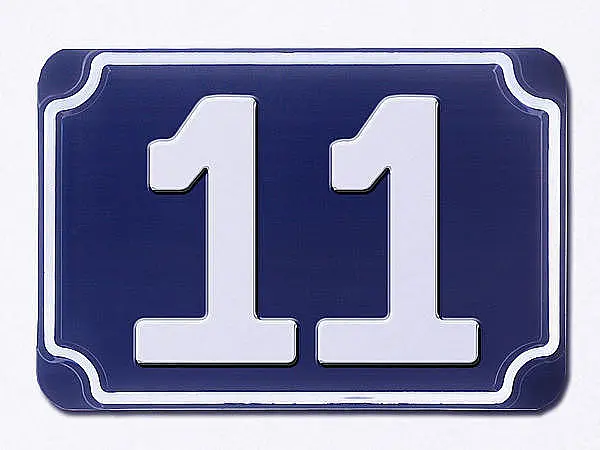 Blaue geprägte zweistellige Hausnummer 11