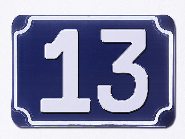 Blaue geprgte zweistellige Hausnummer 13