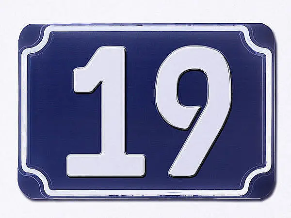Blaue geprägte zweistellige Hausnummer 19