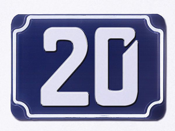 Blaue geprgte zweistellige Hausnummer 20