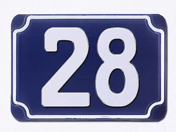 Blaue geprägte zweistellige Hausnummer 28