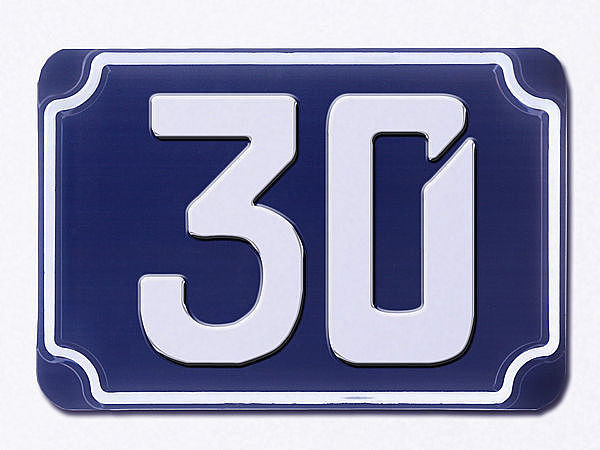 Blaue geprgte zweistellige Hausnummer 30