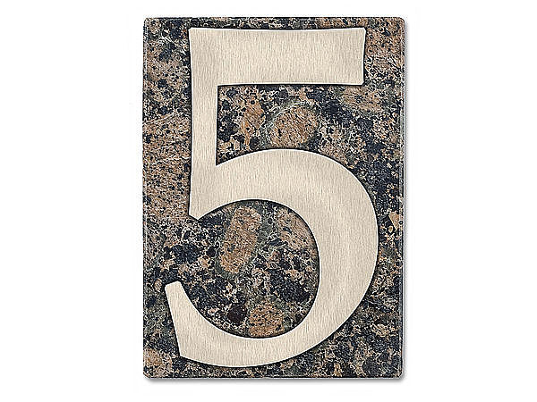 Edelstahlhausnummer auf Granitplatte Baltic brown 1-stellig
