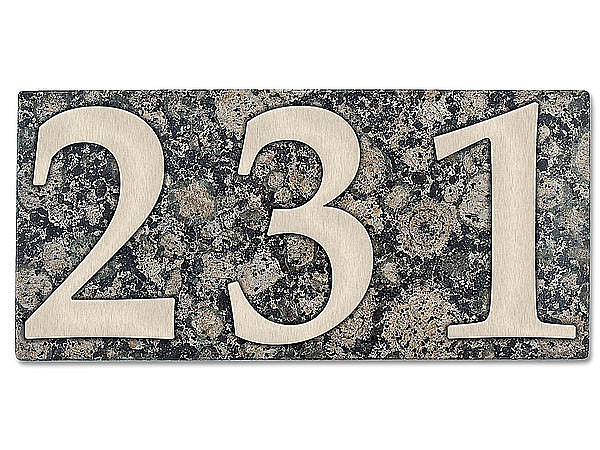 Edelstahlhausnummer auf Granitplatte Baltic brown 3-stellig