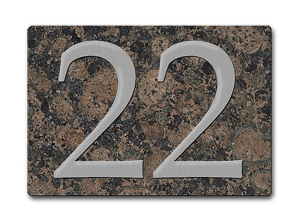 Edelstahlhausnummer auf Granitplatte Baltic brown 2-stellig