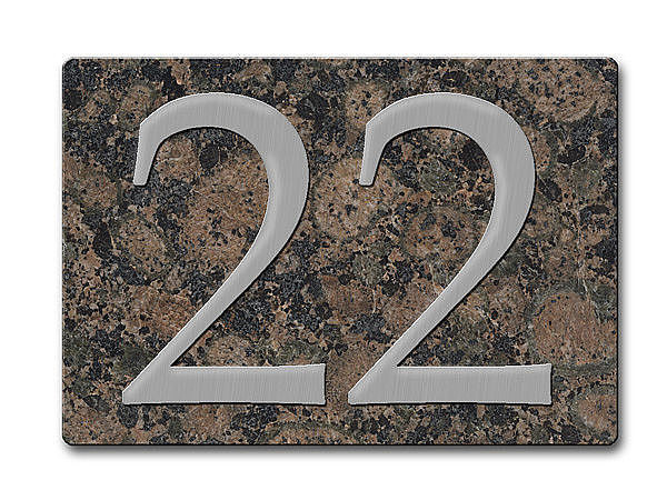 Edelstahlhausnummer auf Granitplatte Baltic brown 2-stellig