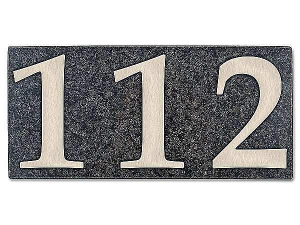 Edelstahlhausnummer auf Granitplatte Nero Impala 3-stellig