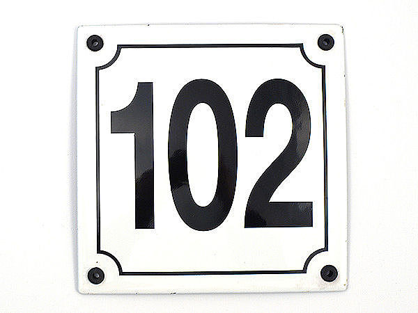 Emaille Hausnummer 102 gewölbt weiß mit schwarzer Schrift 15 x 15 cm