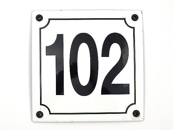 Emaille Hausnummer 102 gewlbt wei mit schwarzer Schrift 15 x 15 cm