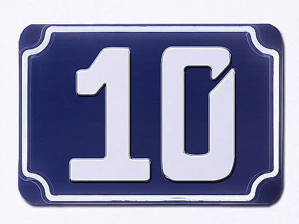 Blaue geprägte zweistellige Hausnummer 10