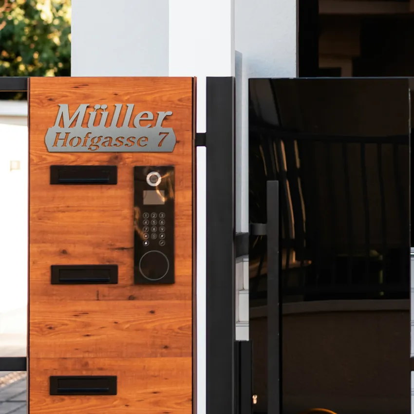 Hausschild aus Edelstahl mit Name, Straßenname und Hausnummer