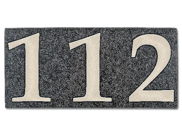Hausnummer aus Granit und Edelstahl