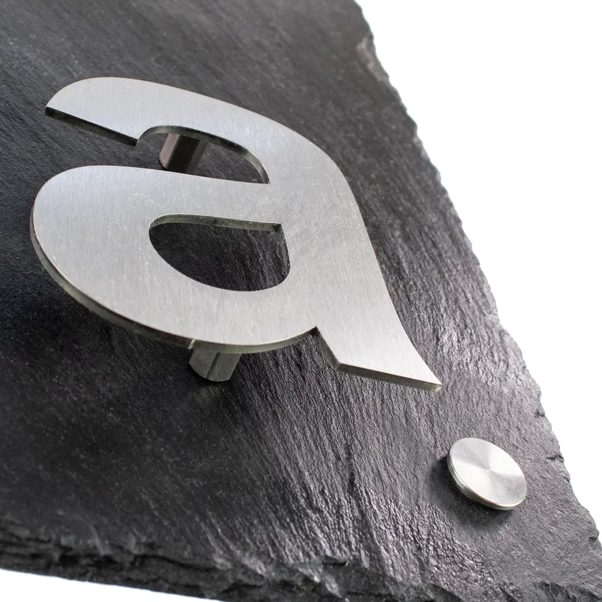 Edelstahlhausnummer auf Schiefer 300 x 400 mm | Helm & Axt