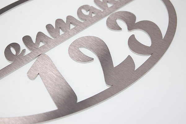 Ovales Edelstahl - Türschild mit Familiennamen und Hausnummer