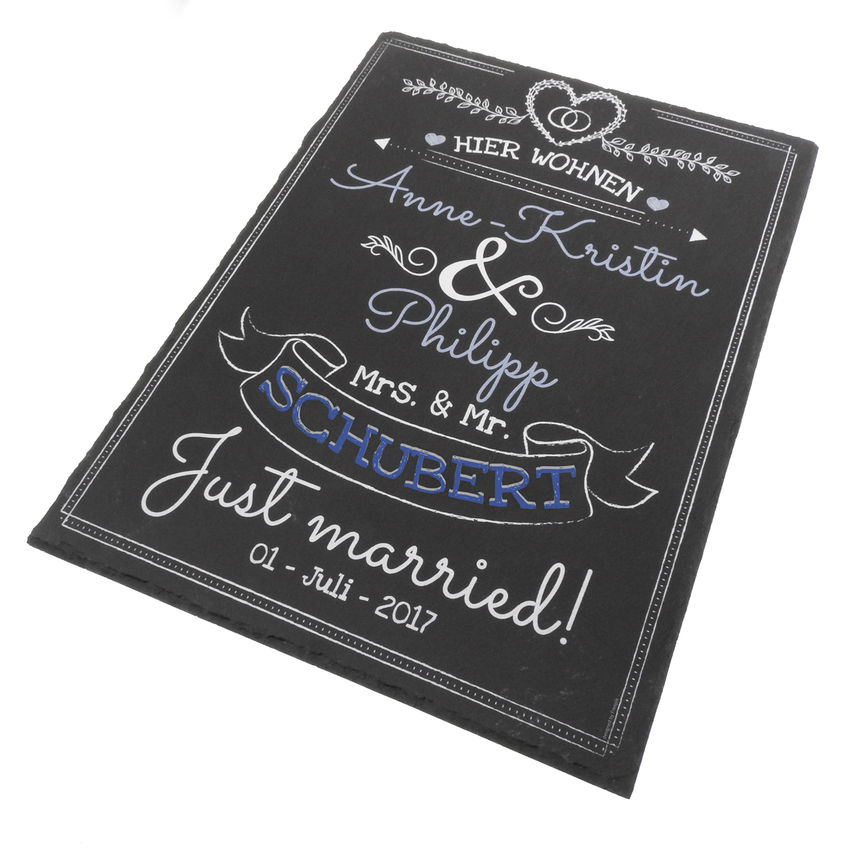 Schild als Schiefertafel zur Hochzeit mit Namen und Datum blau