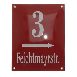 Rote Emaille Hausnummer mit Pfeil