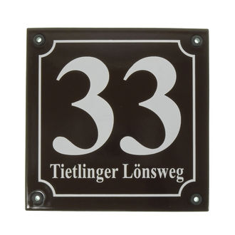 Hausnummernschild mit Straßenbezeichnung