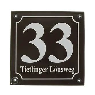Hausnummernschild mit Straßenbezeichnung