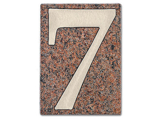 Edelstahlhausnummer auf Granitplatte