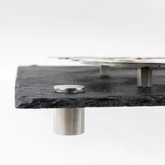 Edelstahlhausnummer auf Schiefer 300 x 400 mm | Helm & Axt