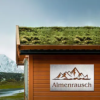 Edelstahlschild mit Berglandschaft