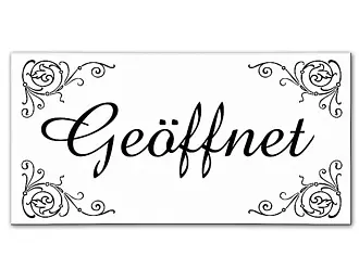 weißes Türschild - geöffnet