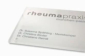 Firmenschild aus Acryl mit Digitaldruck