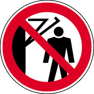 Verbotsschild »Hinter den Schwenkarm treten verboten« 