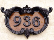 Hausnummer aus Holz im barocken Stil dreistellig