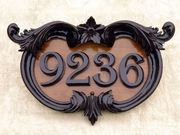 Hausnummer aus Holz im barocken Stil vierstellig