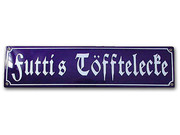Original - Straßenschild mit 1- zeiliger Beschriftung bis max. 20 Zeichen -Maße: Höhe 15 cm ; die Breite richtet sich nach Anzahl der Zeichen sowie der Schriftart (mind. 60 cm - max. 90 cm) -- - ... Original Emaille Straßenschild mit Ihrem Wunschtext Höhe 15 cm - maximal 20 Zeichen