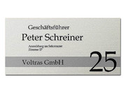 Dieses Schild in elegantem, klassischen Design wird einen bleibenden Eindruck hinterlassen. Das Türschild ist aus silberfarbenem gebürsteten Aluminium. Logos, Wunschtext und Schriftarten können ... Aluminium Türschild als Namensschild Classic Line