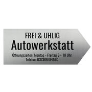 Dieses hochwertige Firmenschild in der Größe 600 mm x 250 mm x 2 mm wird nach Ihren Vorgaben aus geschliffenem V2A Edelstahl gefertigt. Den Text bringen wir professionell mit ... Edelstahl Firmenschild als Hinweisschild in Pfeilform