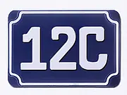 Blaue geprägte Hausnummer - dreistellig mit Buchstaben