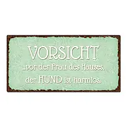 Vorsicht vor der Frau des Hauses, der Hund ist harmlos.