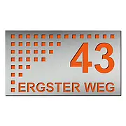 Edelstahlhausnummer mit farbigem Acrylhintergrund Orange