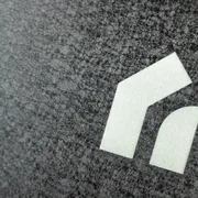 Edelstahl Hausnummer mit Gravur – 3D-Effekt & Anthrazit Dibond Design Impact